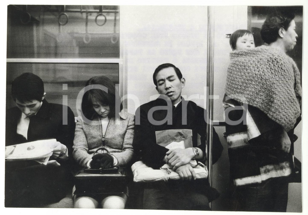 1971 TOKYO Pendolari esausti dopo un'intensa giornata di lavoro *Foto ARTISTICA