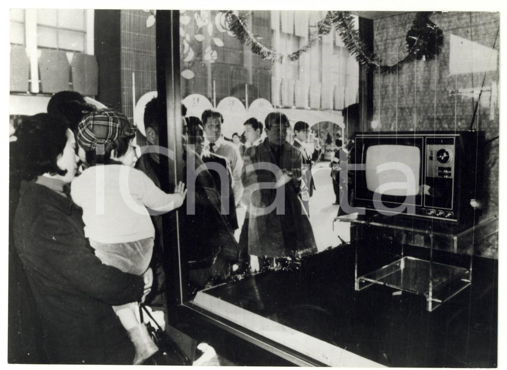 1970 ca TOKYO Bambino osserva dalla vetrina televisore a colori - Foto ARTISTICA