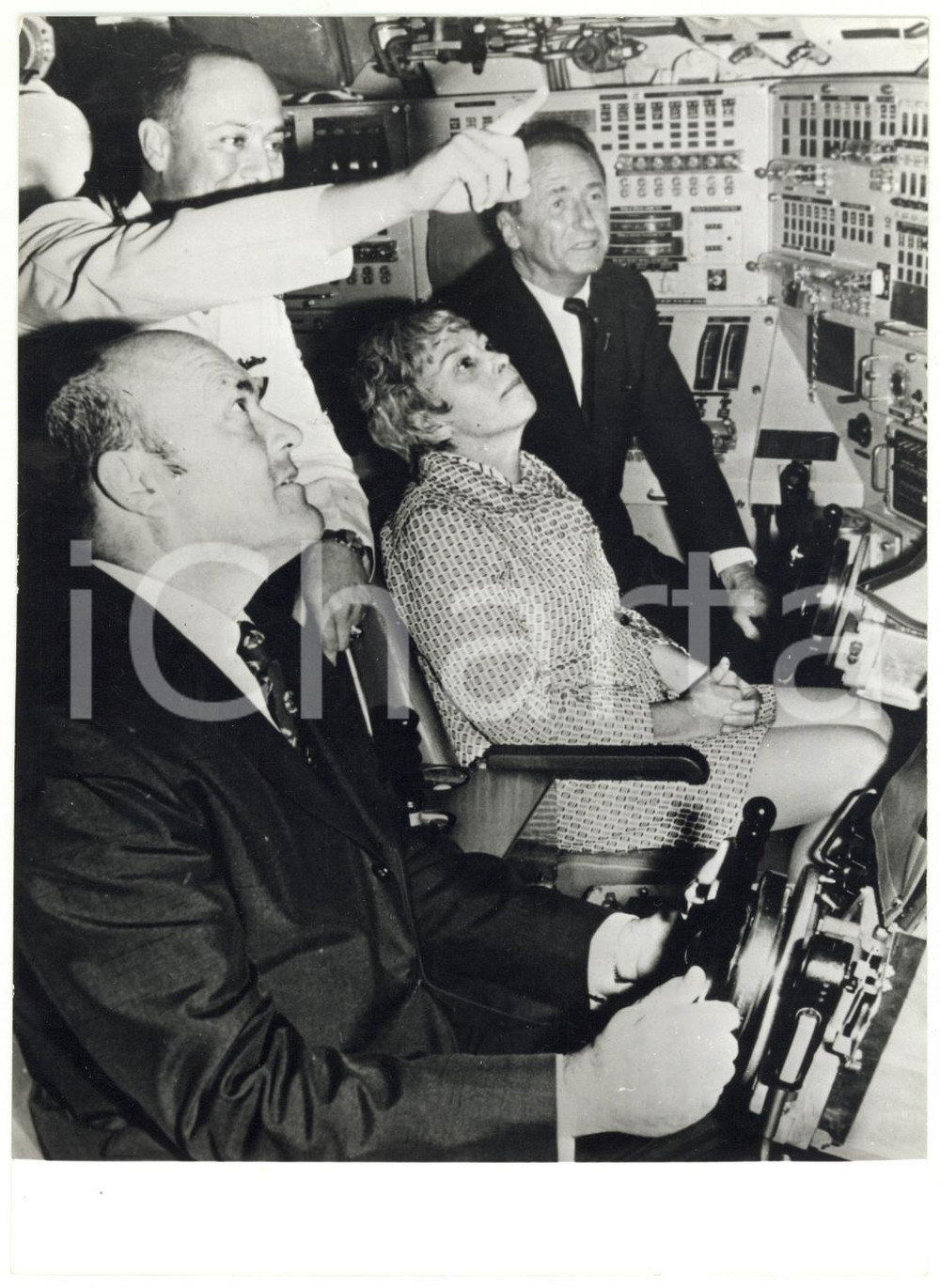 1971 USS TREPANG Melvin LAIRD con la moglie Barbara nella cabina di comando FOTO