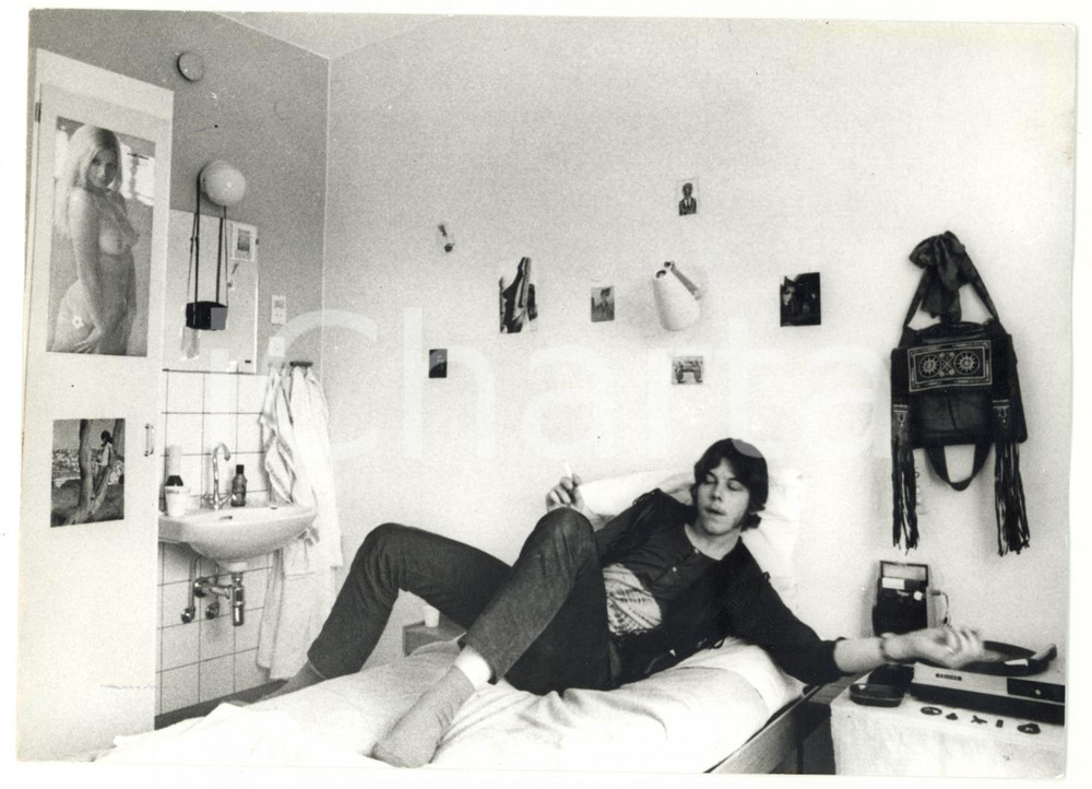 1970 ca SVEZIA Ragazzo fuma sigaretta in un centro di recupero tossicodipendenti