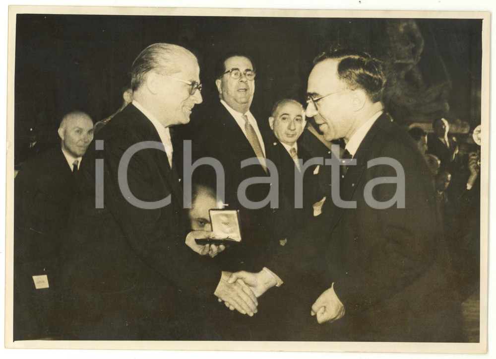1955 ca FIRENZE Giorgio LA PIRA consegna medaglia d'oro a Giovanni GRONCHI *Foto