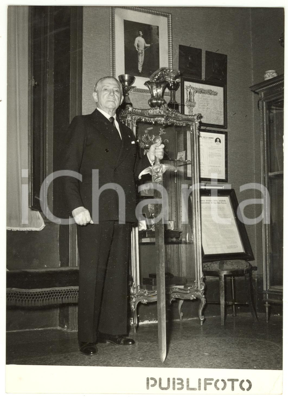 1955 ROMA Lo schermidore Agesilao GRECO posa con una spada nella sua abitazione