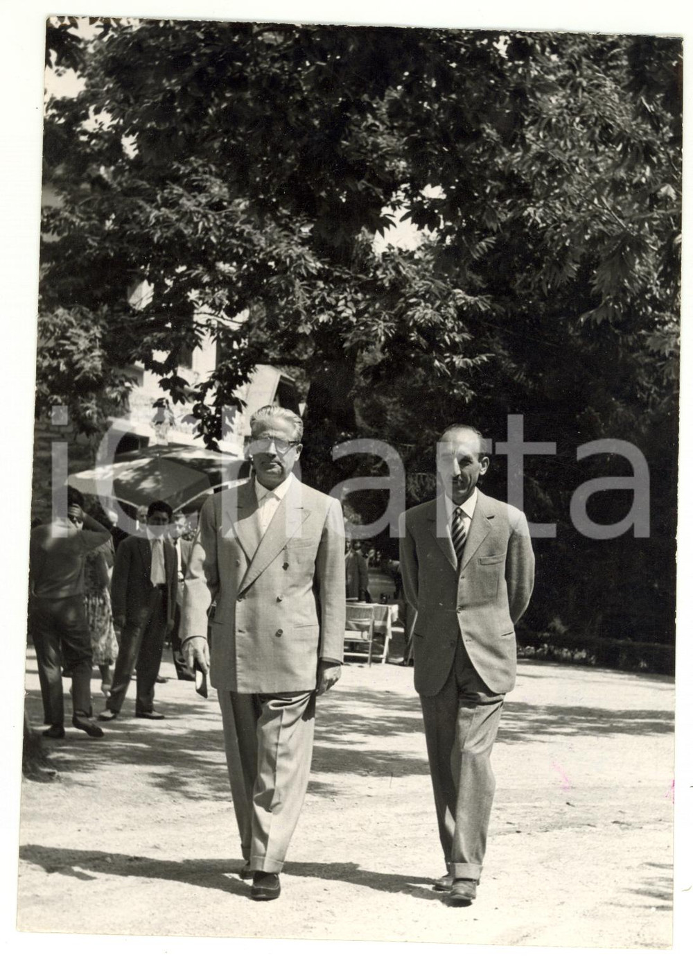 1955 LURISIA (CN) Arrivo di Giovanni GRONCHI alle terme con il medico personale
