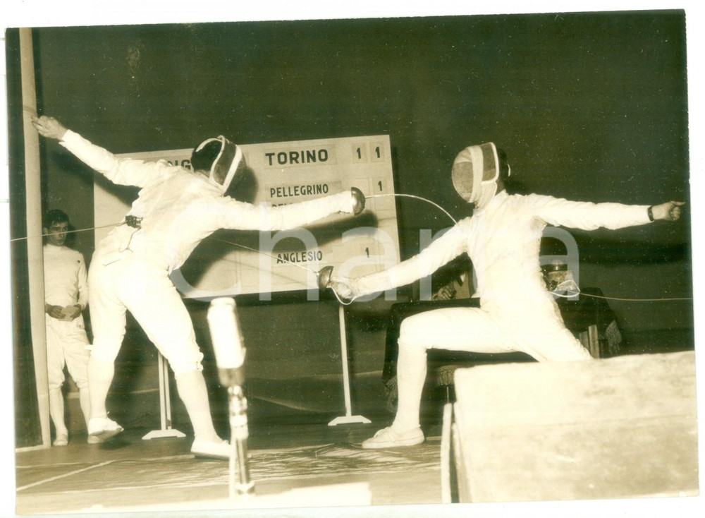 1956 TORINO Teatro Alfieri - SCHERMA Maurice HUET tocca Giorgio ANGLESIO *Foto