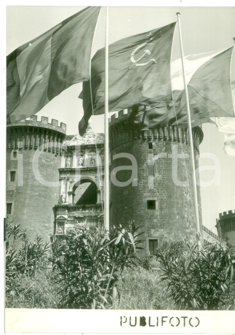 1953 NAPOLI Bandiera con falce e martello sventola su Maschio Angioino - Foto