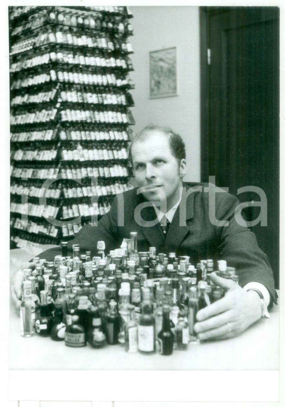 1971 MONTICELLI D'ONGINA Collezionista bottiglie di liquore mignon *Foto 13x18