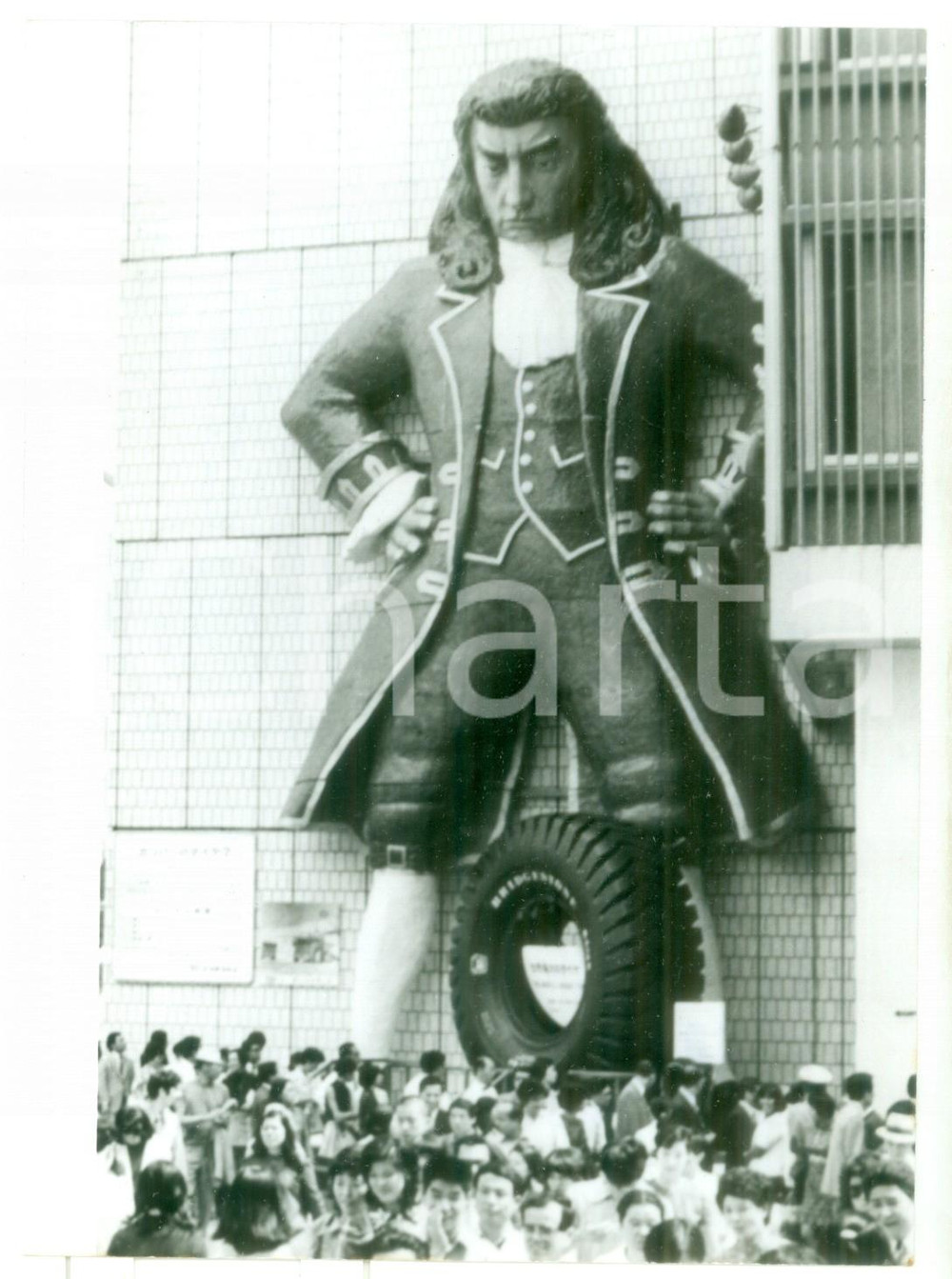 1971 TOKYO Statua di GULLIVER svetta sopra pneumatico più grande del mondo *FOTO
