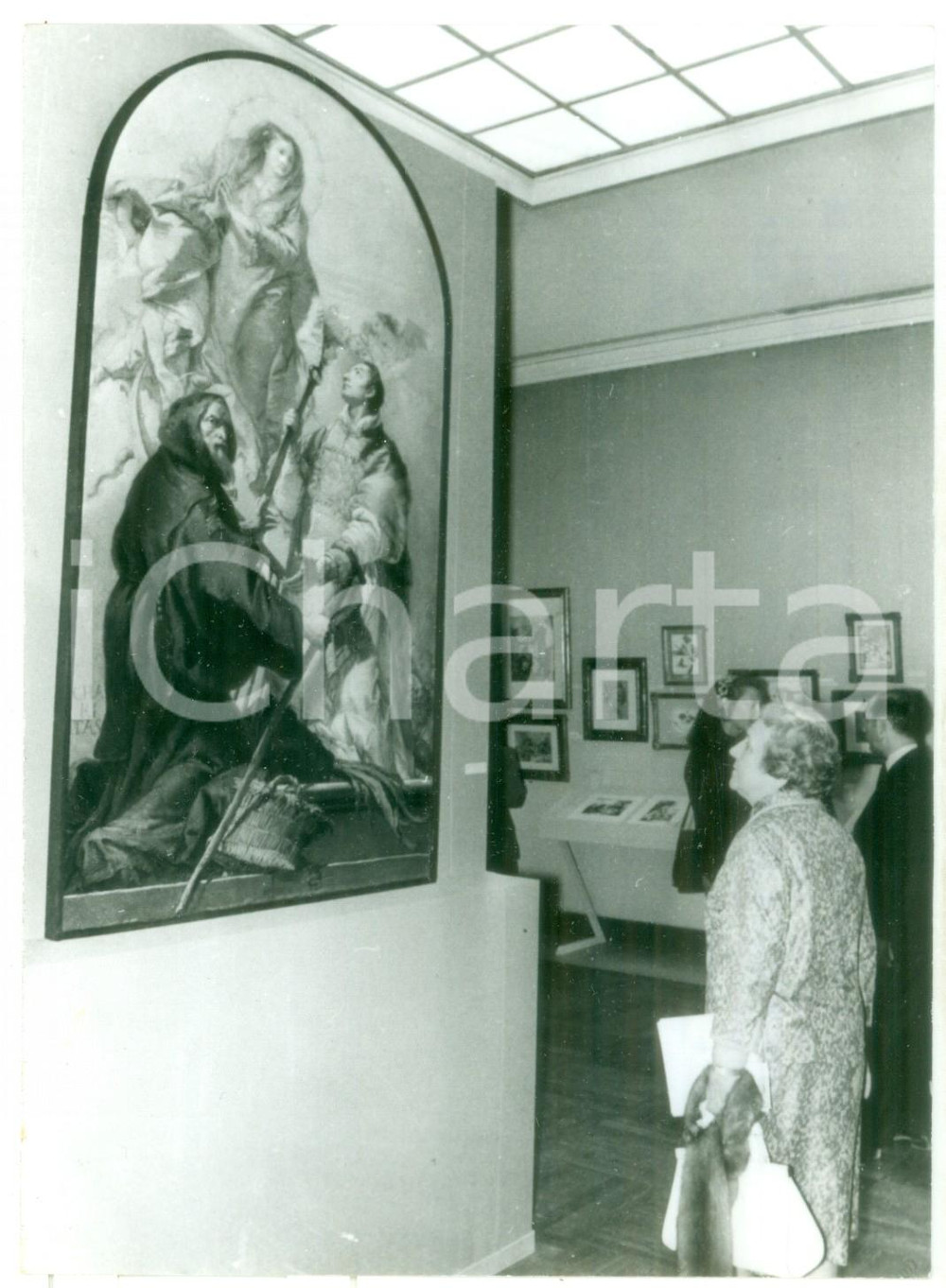 1971 PARIS Museo dell'Orangerie - Donna ammira dipinto di Giandomenico TIEPOLO