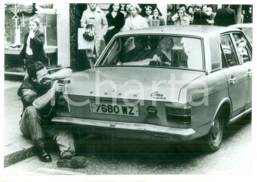 1971 BELFAST - IRA Militare britannico spara a terroristi dietro FORD Cortina