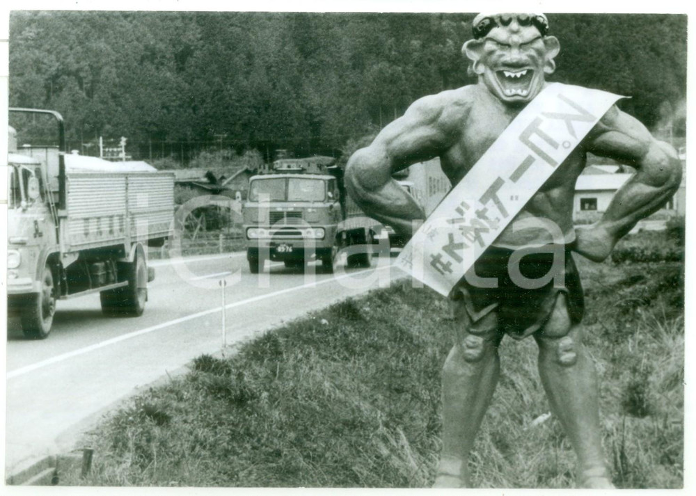 1971 GIFU Statua divinità Deva intima agli automobilisti di ridurre la velocità