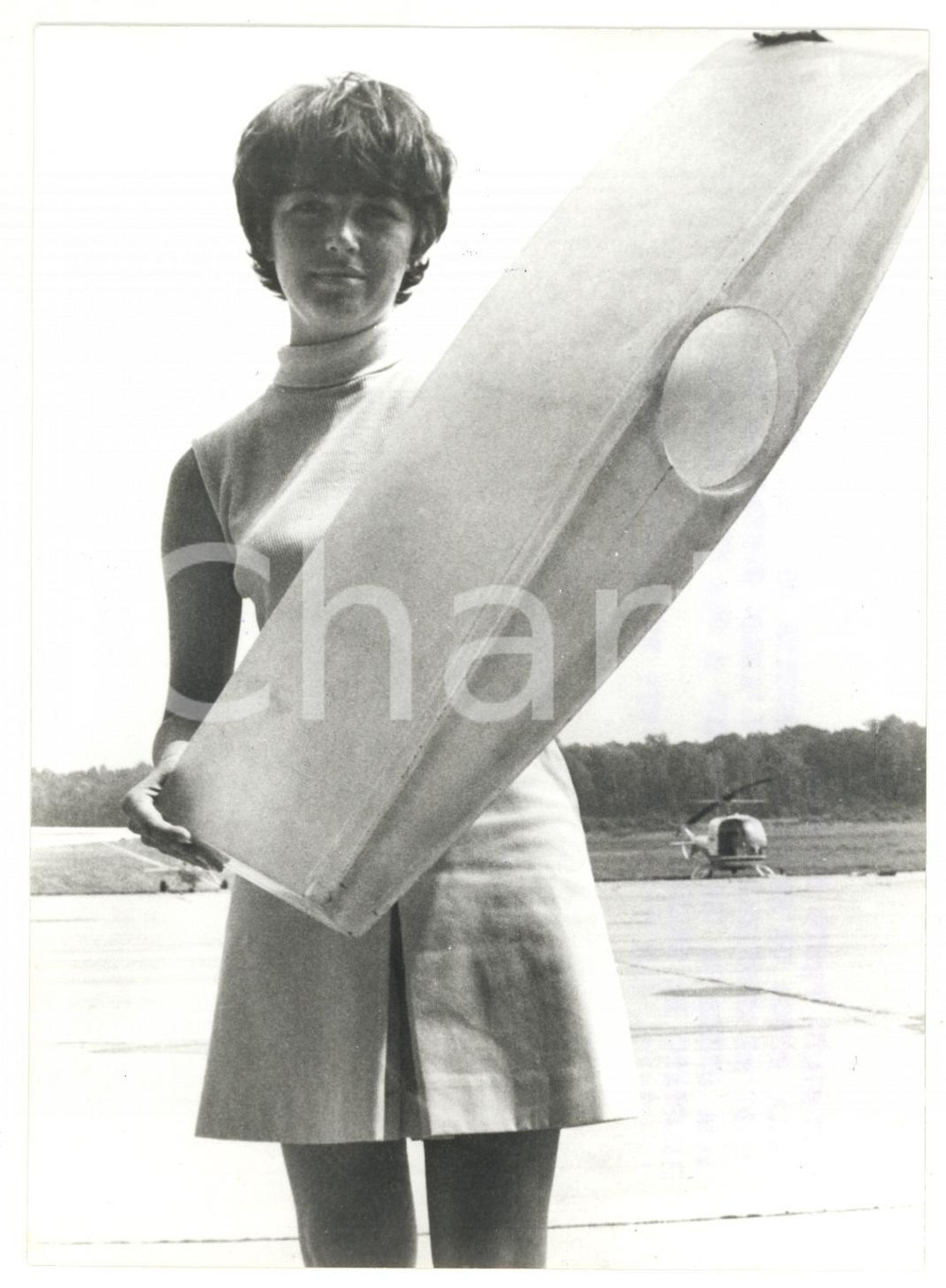 1971 USA Modella americana mostra pezzo di costruzione per aereo montabile *FOTO