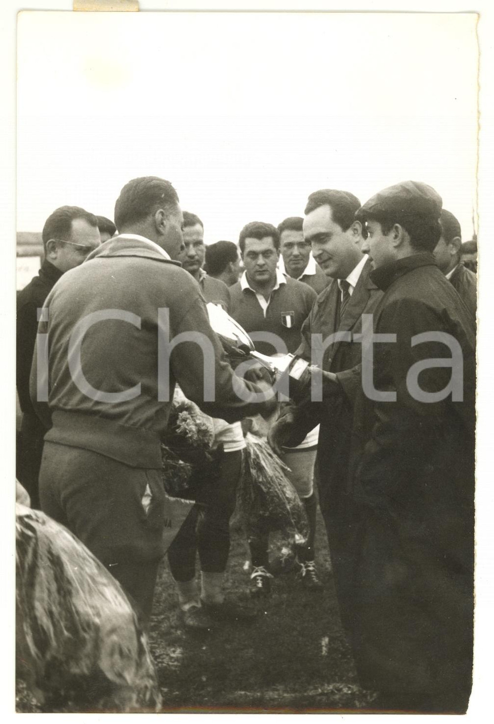 1958 CATANIA RUGBY a 15 ITALIA-ROMANIA 6-3 - Assessore premia la squadra rumena