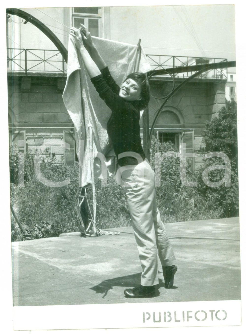 1958 NAPOLI L'attrice Hélène REMY stende i panni nella sua abitazione FOTO 13x18