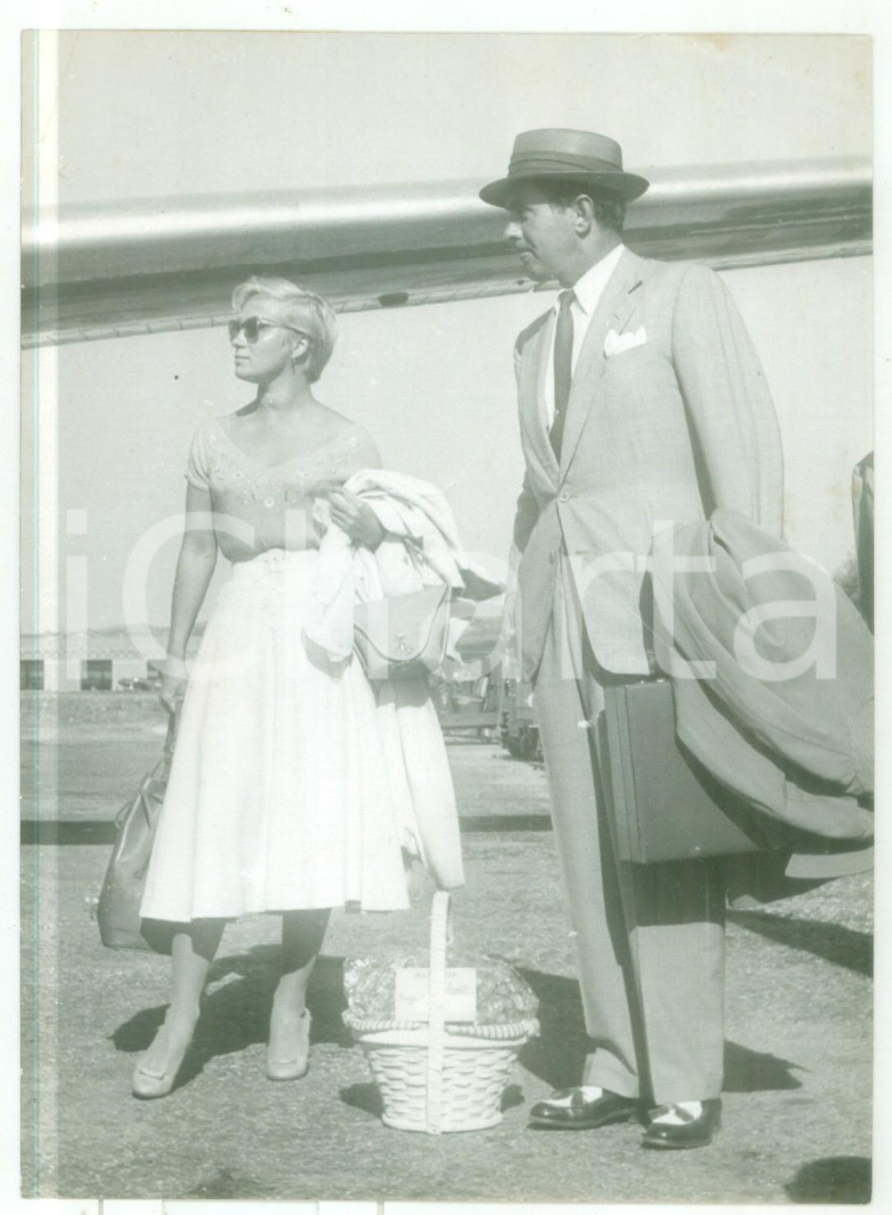 1955 ca AEROPORTO CATANIA Tyrone POWER e Mai ZETTERLING al ritorno dalle vacanze
