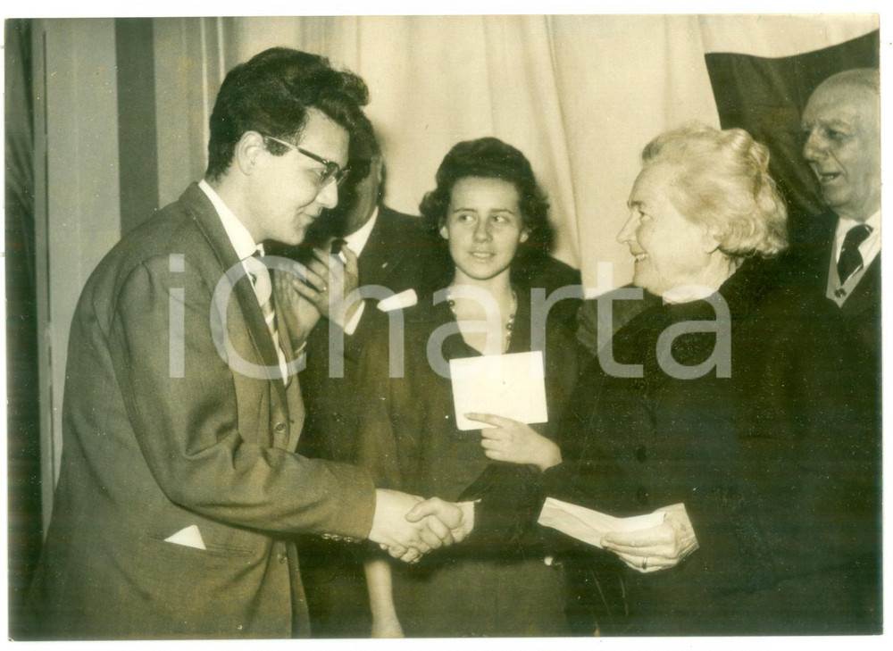 1958 ROMA TEATRO DEI SATIRI Rachele GUIDI consegna il PREMIO MUSSOLINI *Foto