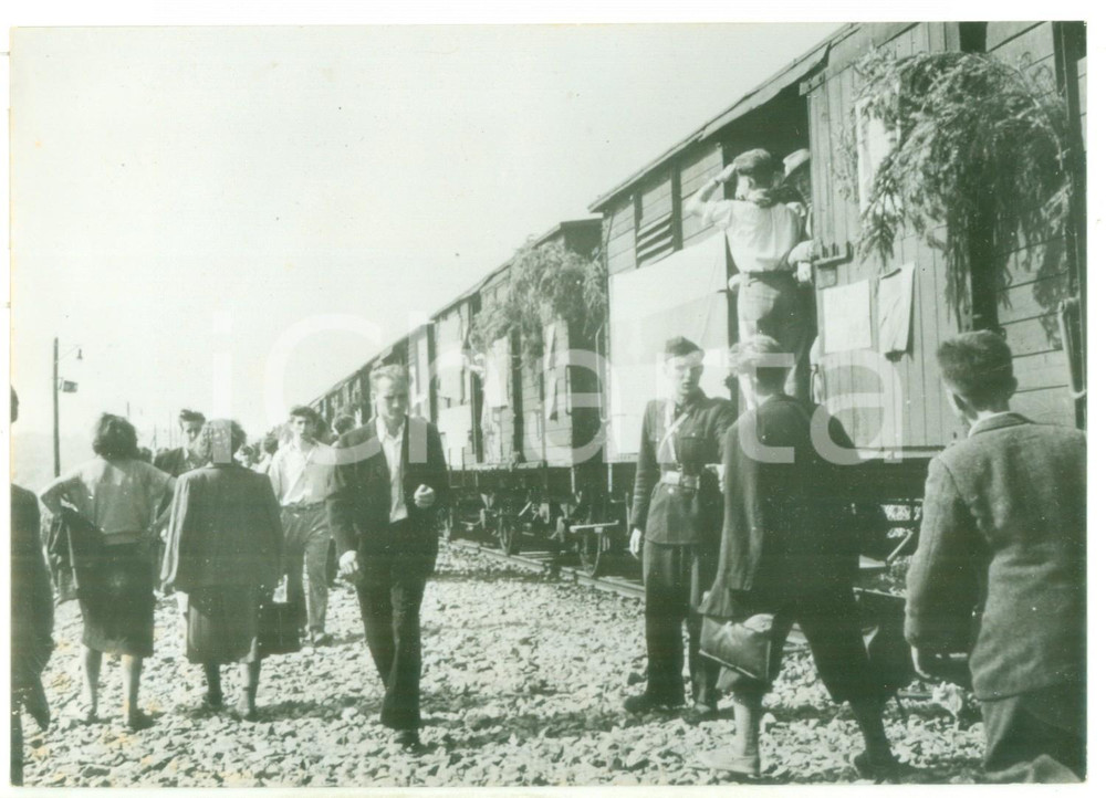 1953 OKROGLICA Folla si avvia al treno al termine del discorso di Josip TITO