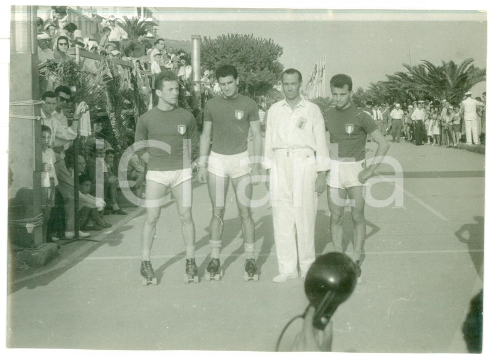 1958 FINALE LIGURE Pattinaggio corsa su strada 10000 m - La squadra italiana Fotografia d'epoca con didascalia coeva al verso. CONDIZIONI: POOR (piegatura orizzontale)FORMATO: 18x13 cm     originale e autentica 1