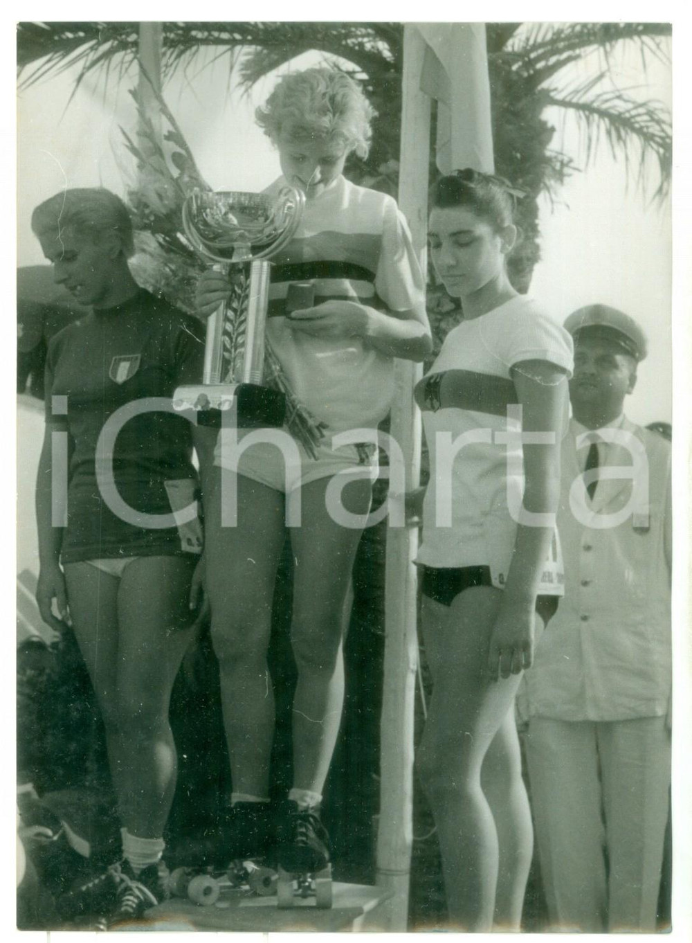 1958 FINALE LIGURE Pattinaggio corsa 5000 m - Alberta VIANELLO stringe la coppa