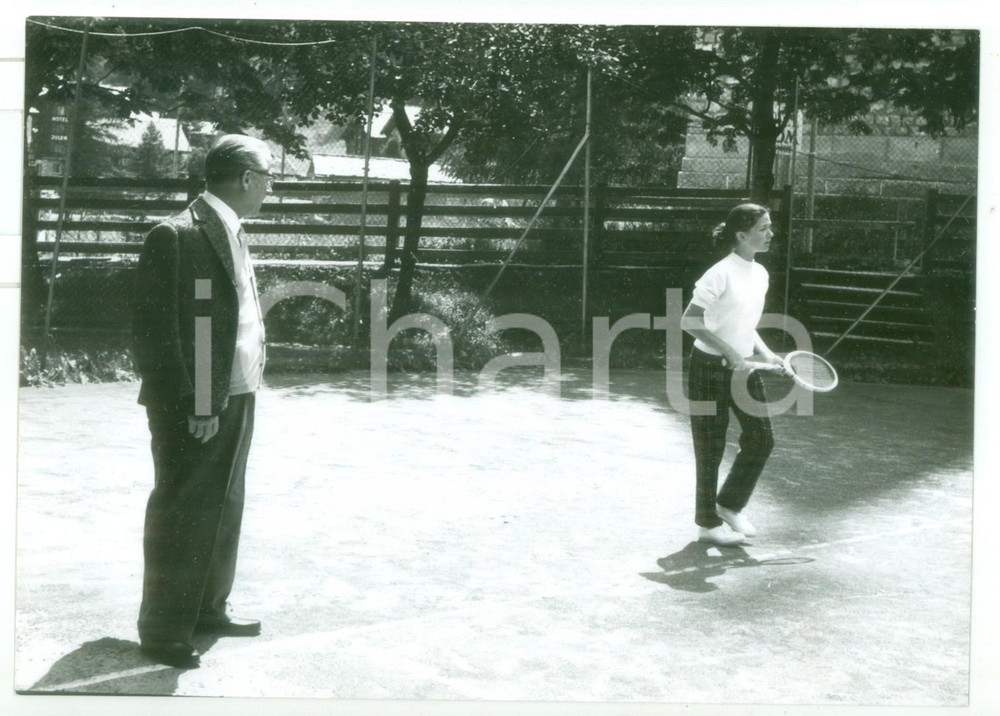 1956 ZERMATT Giovanni GRONCHI assiste a partita di tennis della figlia Cecilia