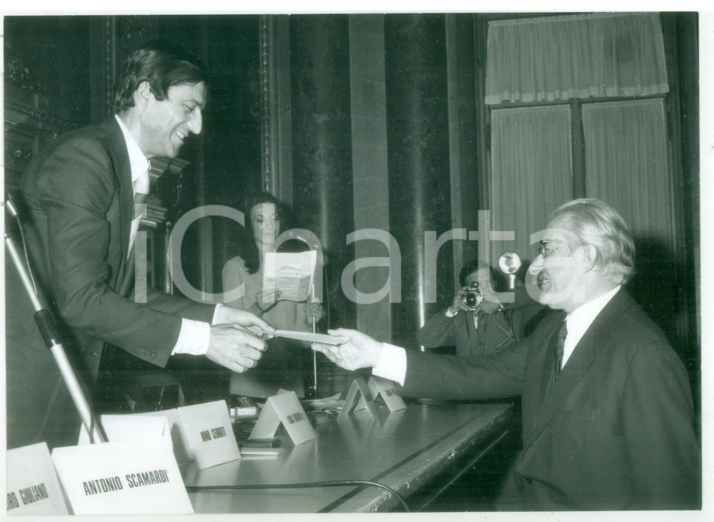 1971 MILANO 3° Premio CERRUTI - Nino CERRUTI premia giornalista Nino CALZOLARI
