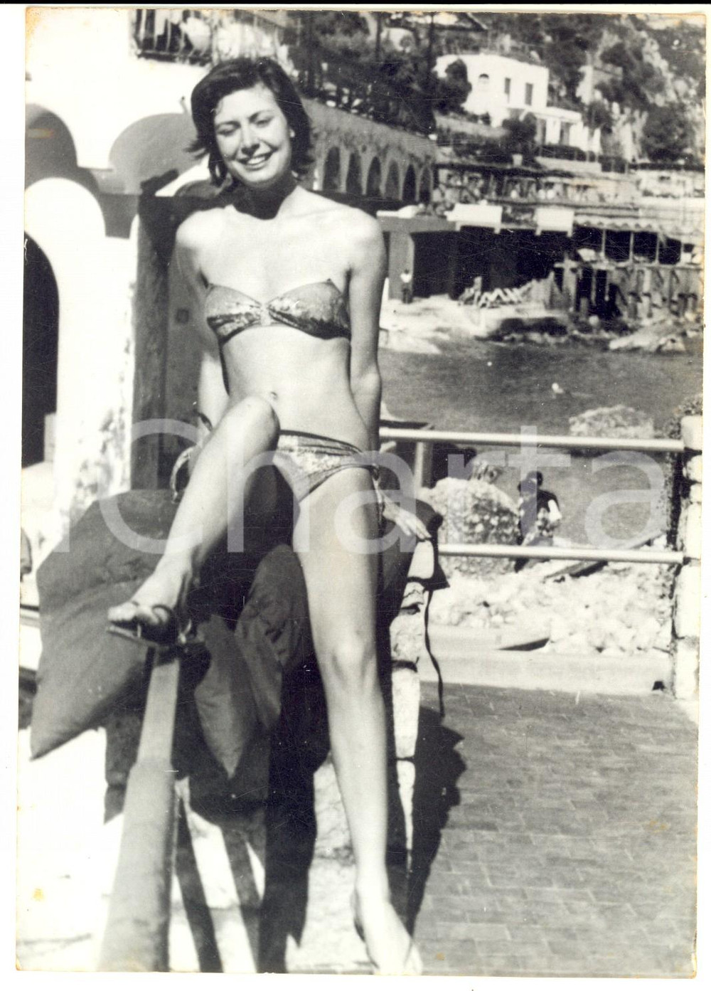 1955 ca TAORMINA Lynn RUSSELL durante una vacanza con Pierfrancesco BORGHESE