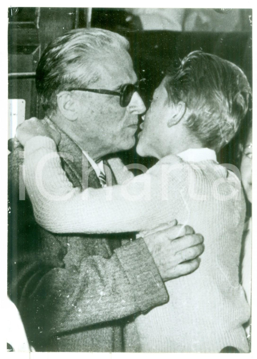 1955 ZERMATT (SVIZZERA) Giovanni GRONCHI bacia il figlio Mario alla stazione 