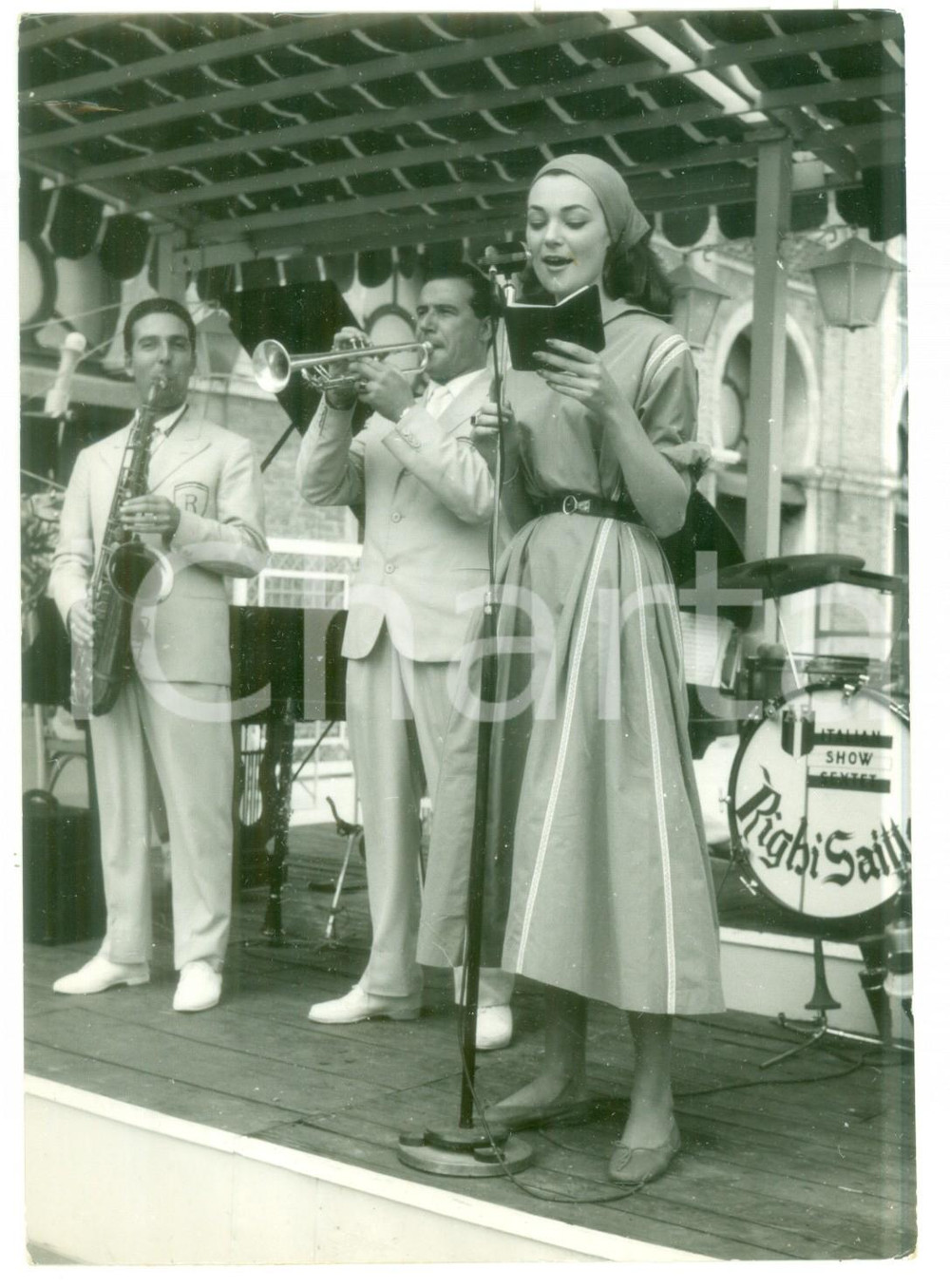 1954 VENEZIA Festival del Cinema - Ivy NICHOLSON si esibisce all'HOTEL EXCELSIOR