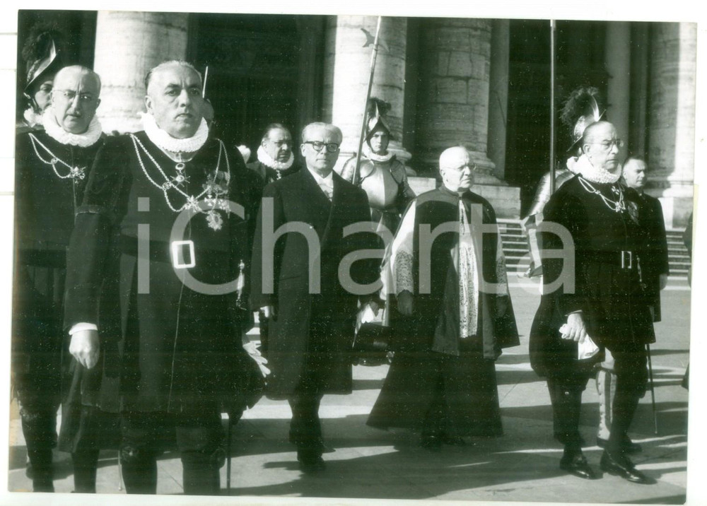 1955 ROMA Arrivo di Giovanni GRONCHI in udienza da PIO XII - Foto 18x13 cm Fotografia d'epoca con didascalia coeva al verso. CONDIZIONI: GFORMATO: 18x13 cm      originale e autentica 1
