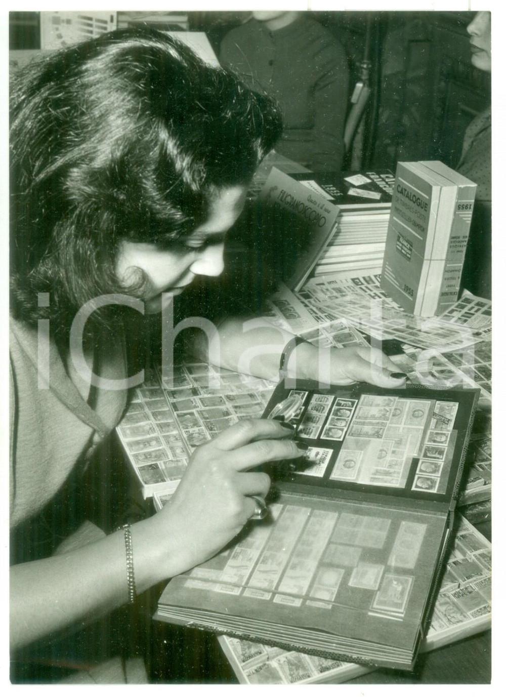 1955 ROMA Palazzo Marignoli - Una collezionista al X Congresso Filatelico *Foto