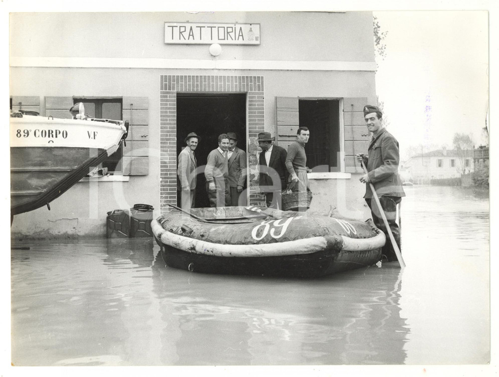 1960 ALLUVIONE POLESINE - ARIANO Arrivo in gommone dei vigili del fuoco *Foto