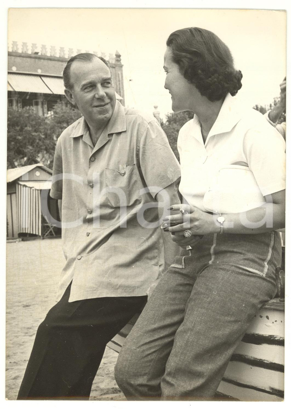 1960 ca VENEZIA Conversazione tra il regista Ronald NEAME e Kato DORNER *Foto