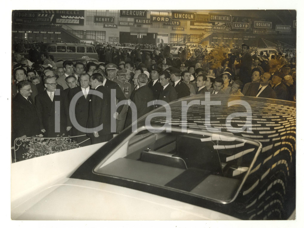 1956 TORINO Salone dell'Automobile - Giovanni GRONCHI all'inaugurazione *Foto Fotografia d'epoca con didascalia coeva al verso. CONDIZIONI: FAIR (aloni; piccola piegature al margine destro)FORMATO: 24x18 cm     originale e autentica 1