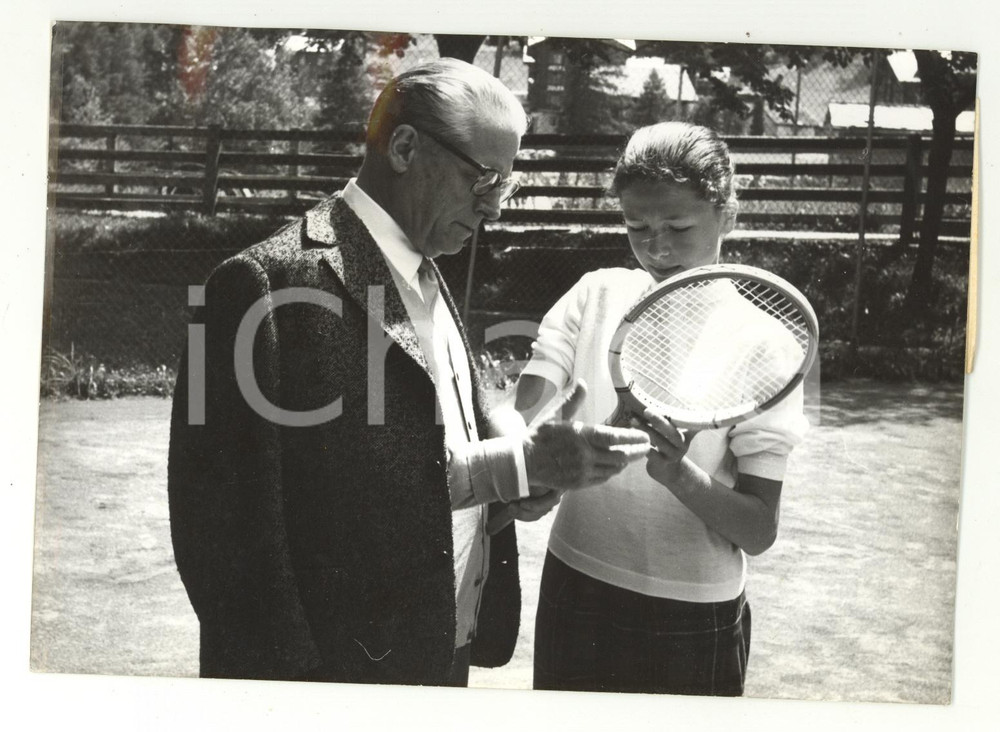 1956 ZERMATT Giovanni GRONCHI a lezione di tennis dalla figlia Maria Cecilia