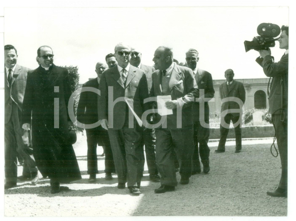1955 ca PONTEDERA Giovanni GRONCHI visita al cimitero le tombe dei suoi cari