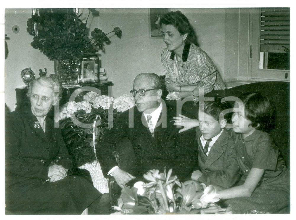 1955 ROMA Giovanni GRONCHI con la famiglia nella sua abitazione *Foto 18x13