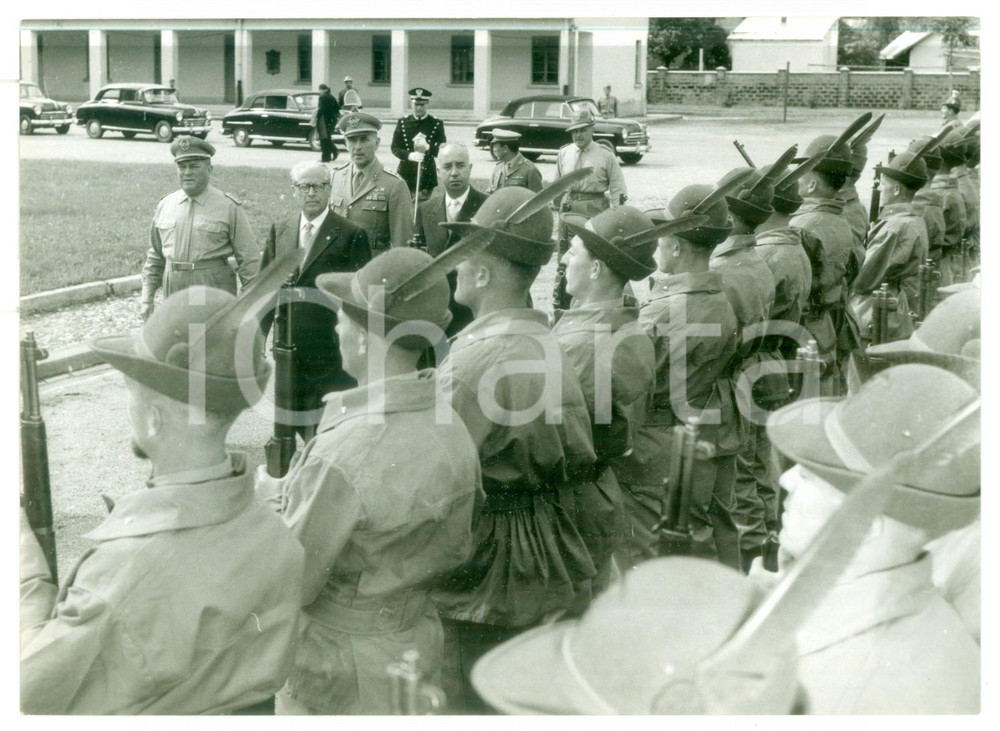 1957 BRUNICO Giovanni GRONCHI e Paolo Emilio TAVIANI passano in rassegna Alpini