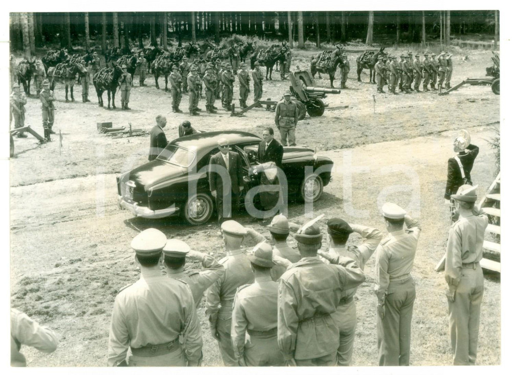1957 BRUNICO Corpo degli Alpini accoglie Giovanni GRONCHI e Paolo Emilio TAVIANI