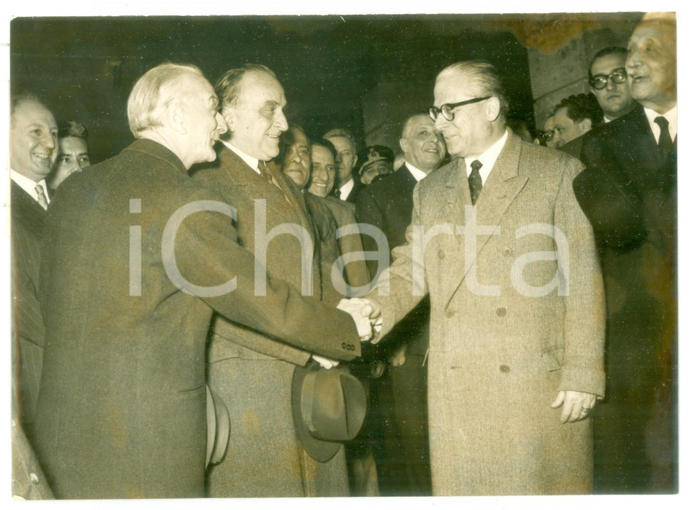 1956 ROMA Antonio SEGNI saluta Giovanni GRONCHI in partenza per Parigi *Foto
