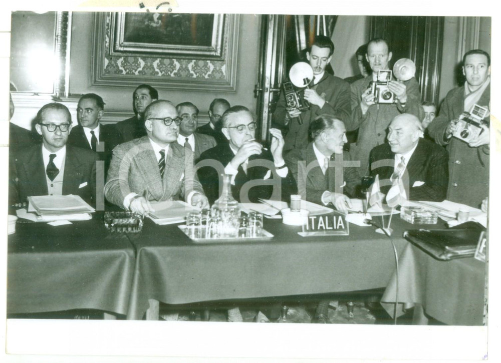1956 BRUXELLES Conferenza CECA - Gaetano MARTINO accende una sigaretta *Foto