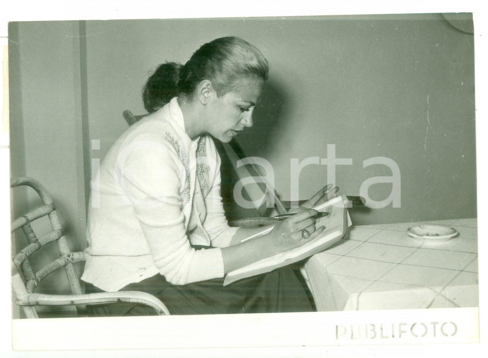 1954 CAPRI Hildegard KNEF studia copione de "La collana della sfinge nera" *Foto