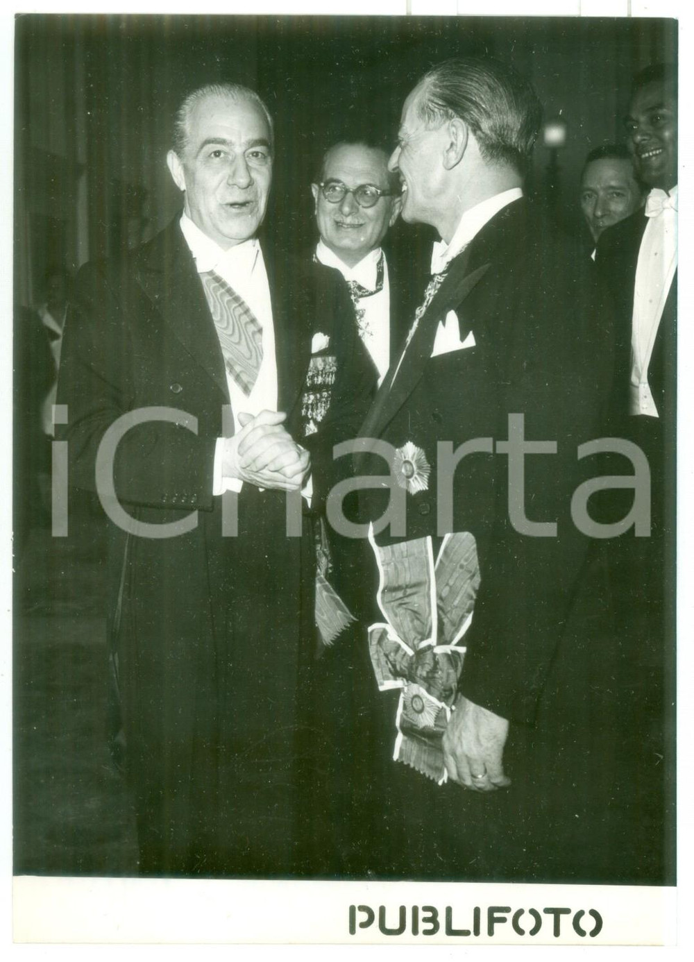 1954 ROMA Gaetano MARTINO riceve decorazione argentina da Jeronimo REMORINO