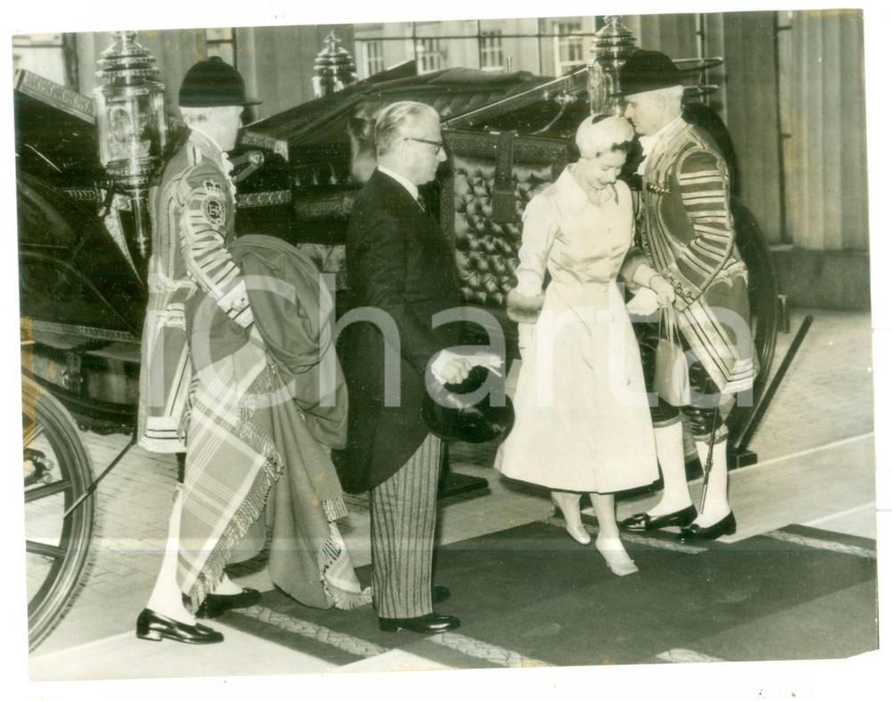 1958 LONDON Buckingham Palace - Giovanni GRONCHI with Queen ELIZABETH II *Foto