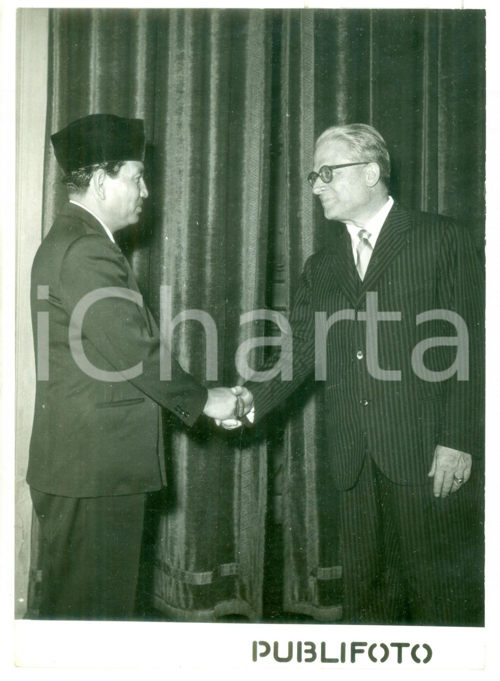 1954 ROMA Giovanni GRONCHI riceve Raden Mas SARTONO in visita di cortesia *Foto