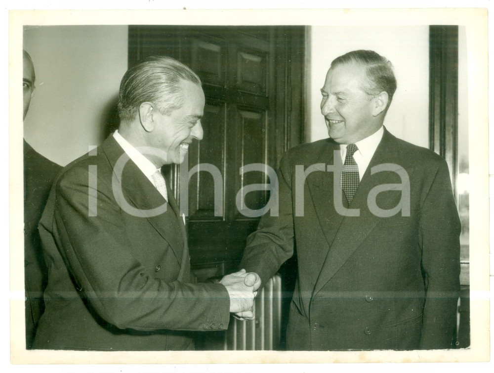 1956 LONDON Gaetano MARTINO shaking hands with Selwin LLOYD *Foto 20x15 cm