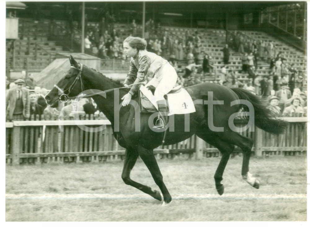 1953 NEWMARKET TOWN PLATE The winner CHANCELLOR with jockey Betty RICHARDS