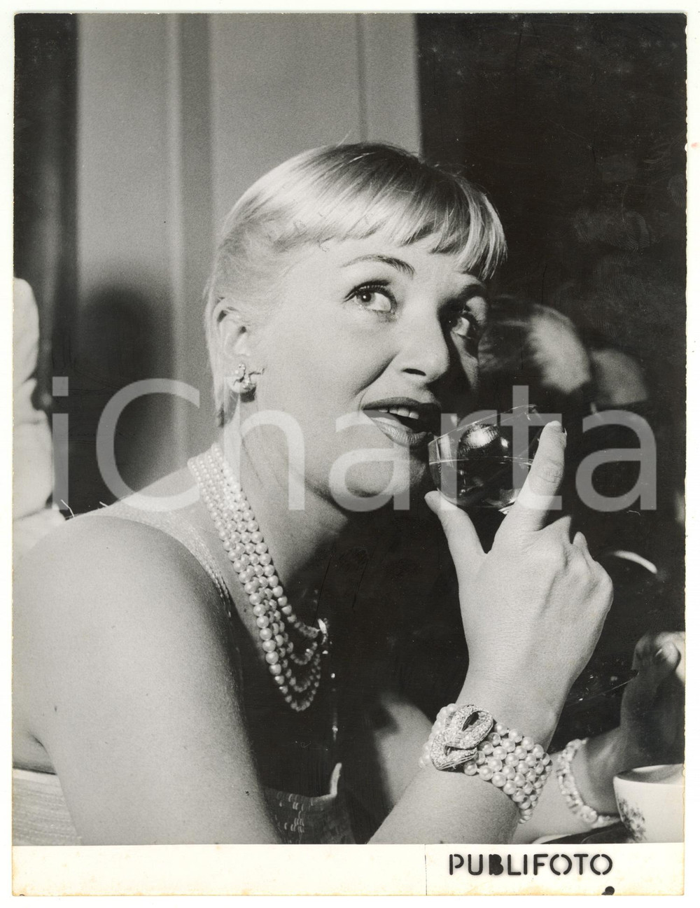 1955 ca GENOVA Elena GIUSTI sorseggia un calice di vino *Foto 18x24 cm
