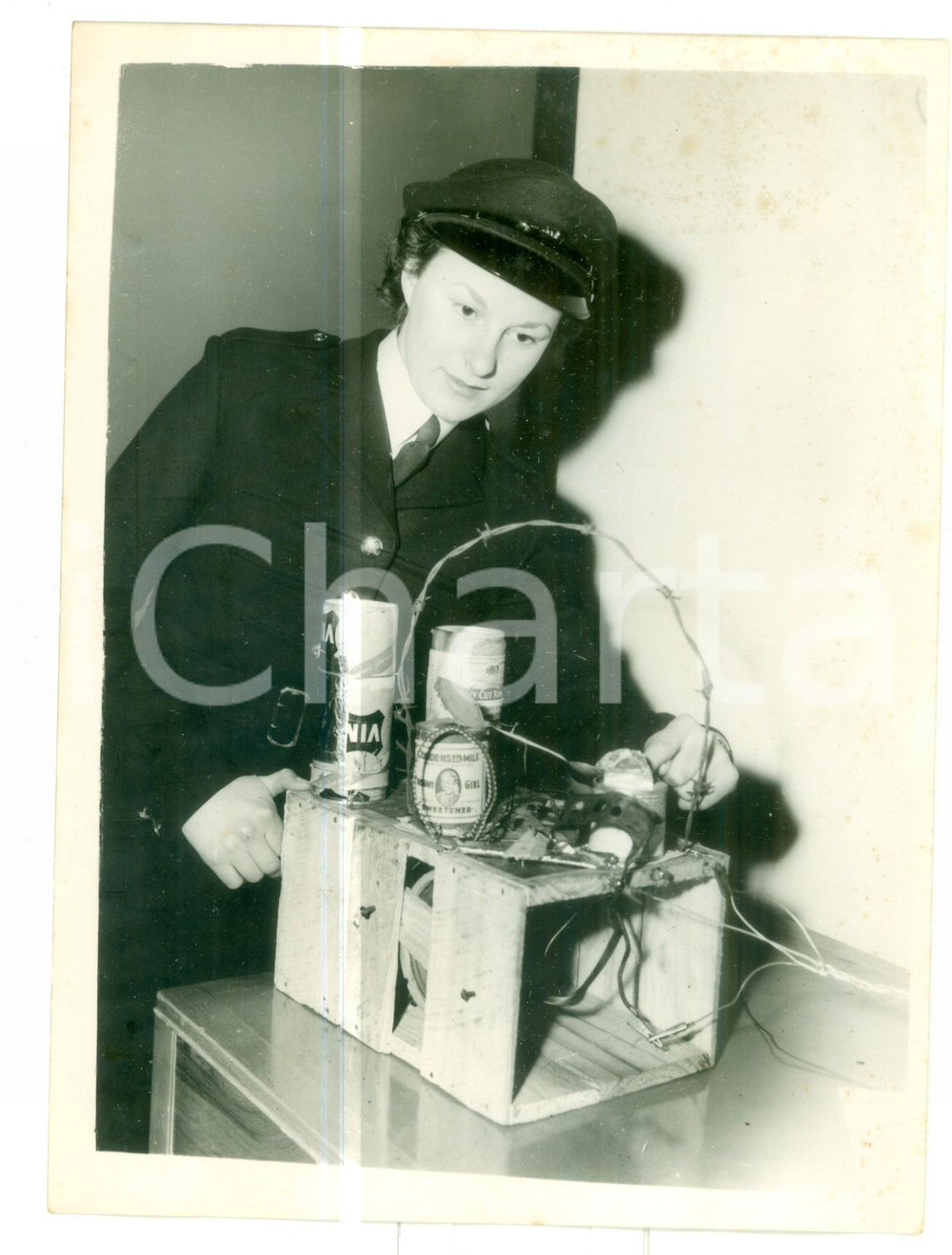 1953 LONDON National Radio Exhibition - Paula SARGEANT with a set without walves