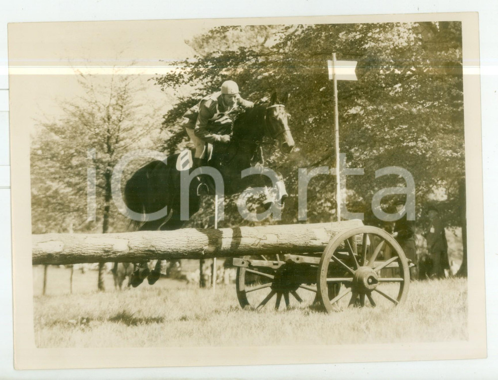 1955 WINDSOR Horse trials - Major D. SUSANNA riding ARISTOS *Photo 20x15