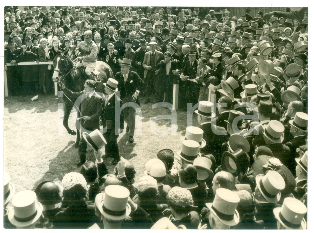 1953 EPSOM DERBY Jockey Gordon RICHARDS with PINZA after the victory *Photo