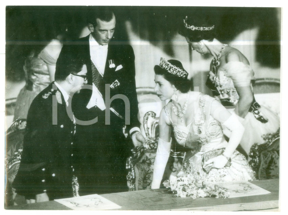 1960 LONDON Royal Opera House - Mahendra of NEPAL greets ELIZABETH II *Photo